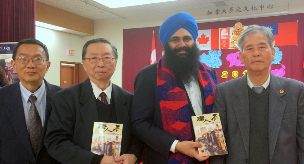 右起作者梁逸波﹑加拿大多元文化國務部長Tim Uppal﹑加華作協會長徐新漢及加拿大多元文化中心主任盧定平。(管雪瑩攝影)