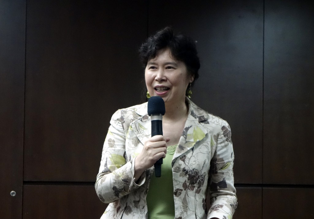  張翎在敏隆講堂演講。