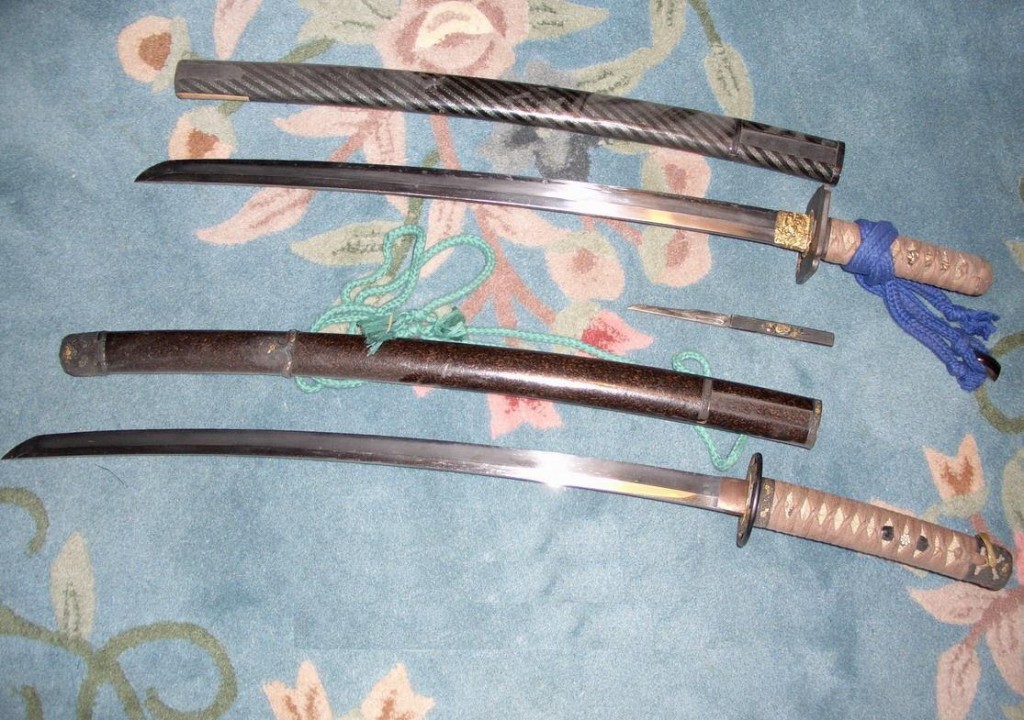 寶刀二柄， (下) “明夷”刀，鞘 及 小柄，  (上) “殷鑒” 刀，鞘