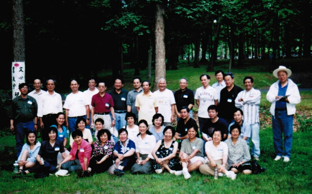 2001年6月書友會、文心社聯誼活動(前排右四孟絲老師,後排右一王教授)）