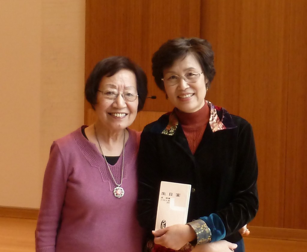 2015年9月26日，在孟絲老師主持"書友會"活動並交接儀式上手捧孟絲老師四十多年前出版的第一本書。