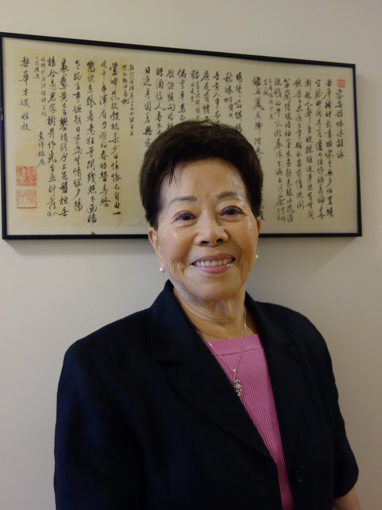 於梨華於錢鍾書題字前　傅士玲攝