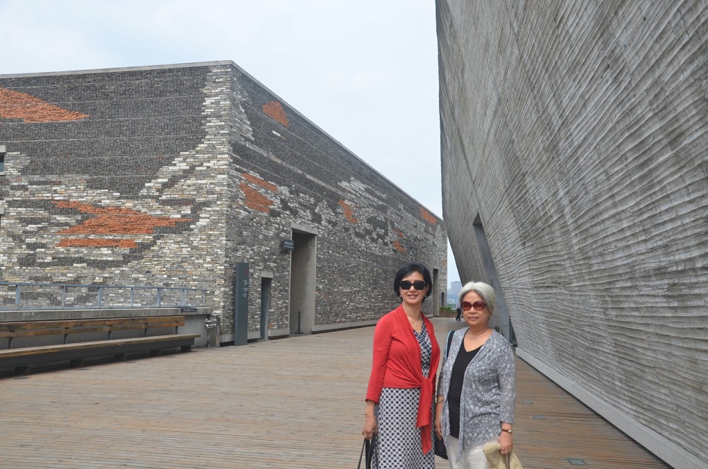 本文作者（左）與施叔青合影於寧波博物館 (王曉蘭提供)