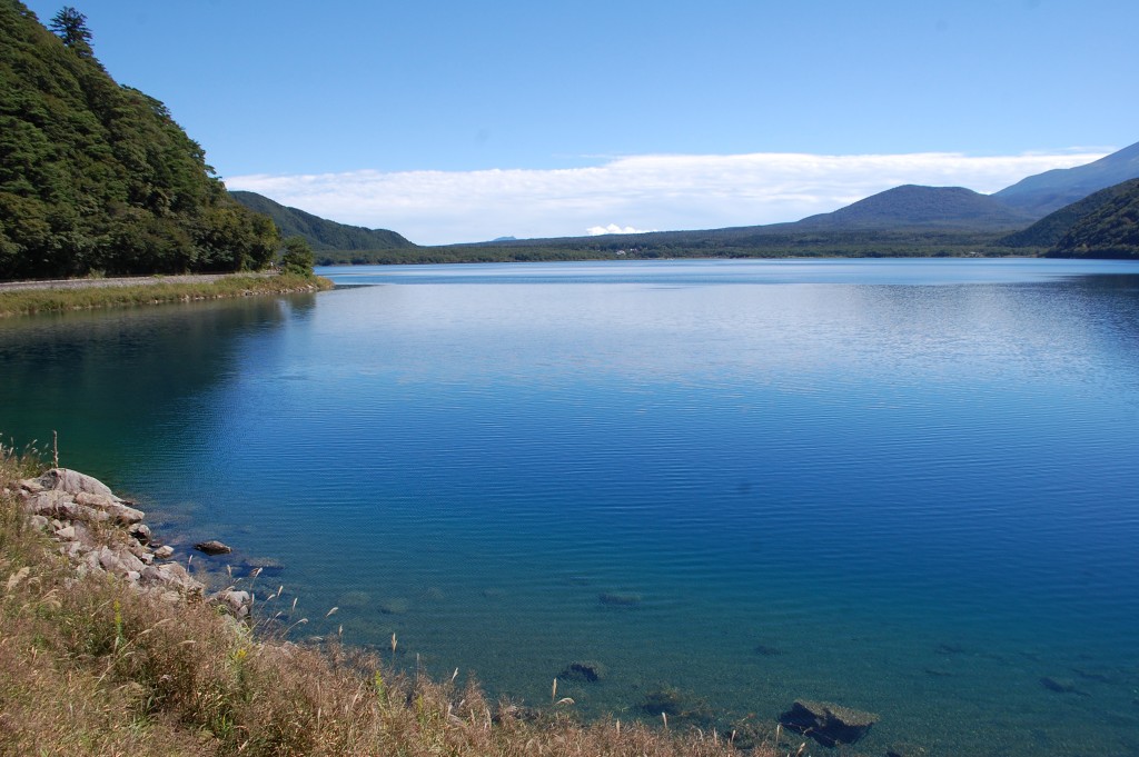  清澈見底的本栖湖