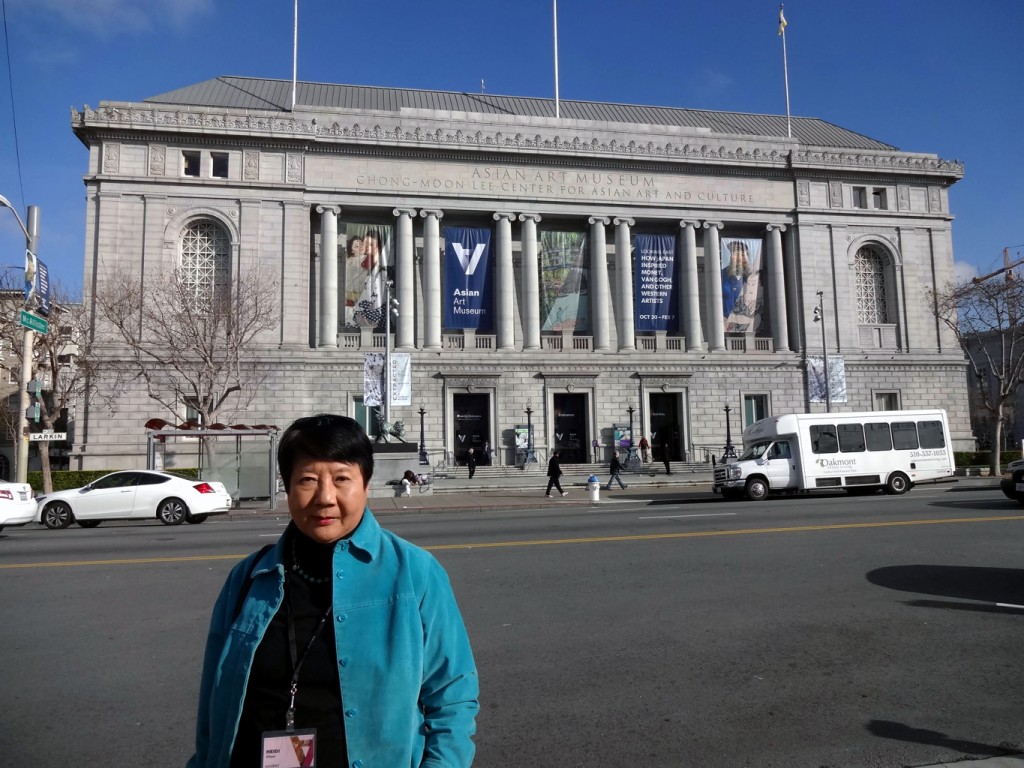 作者攝於舊金山亞洲藝術博物館前