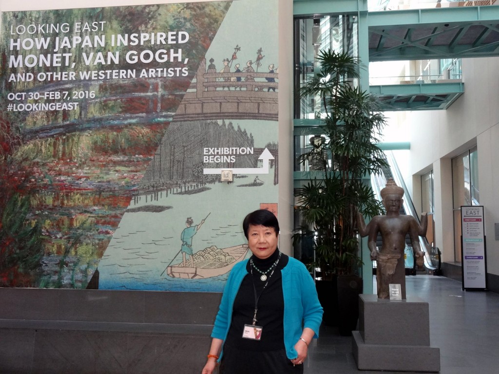 作者攝於特展 [看東方Looking east] 展廳旁