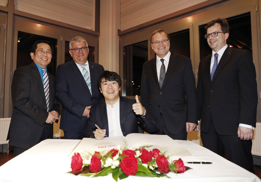 郎朗在班貝格市政府Goldenes Buch (金質備忘錄)上簽名 (攝影: Daniel Löb)