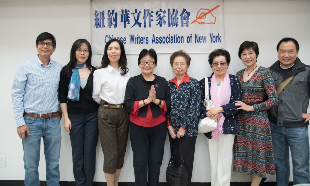 趙淑俠(右三)、趙淑敏(右四)、王渝(右五)等人會後合影(阮克強攝)