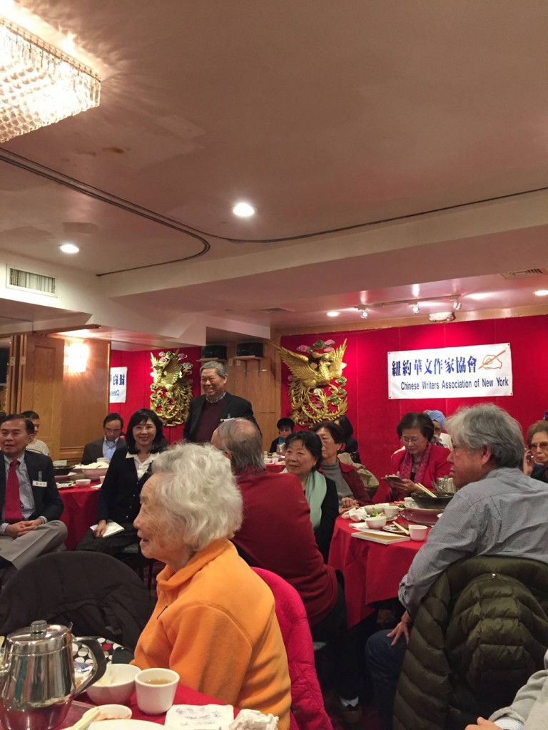 紐約作協會員們提前過節，氣氛溫馨融洽 (李秀臻攝影)。